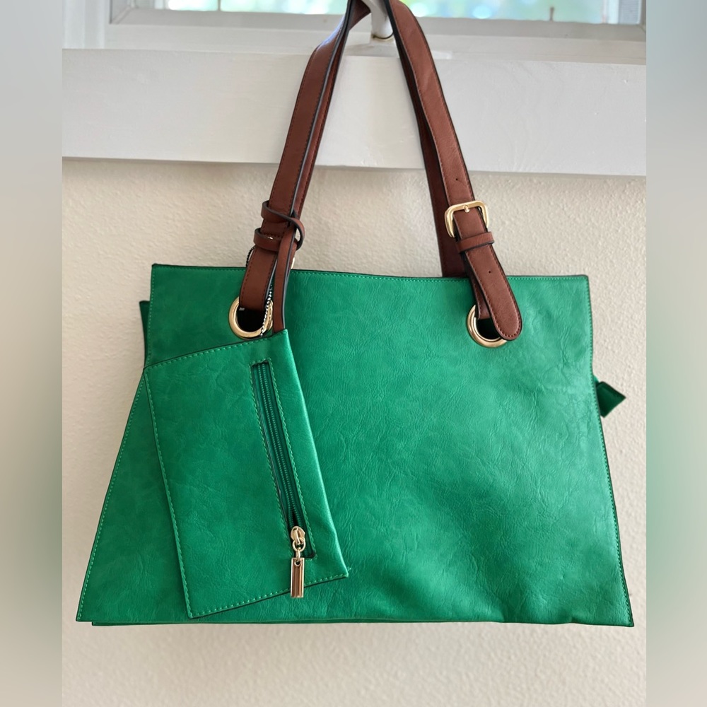 Brand new purse green! Bought it in Madrid few years ago, never worn!